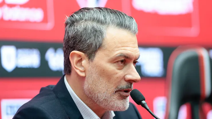 Rui Costa durante apresentação de Dorival.