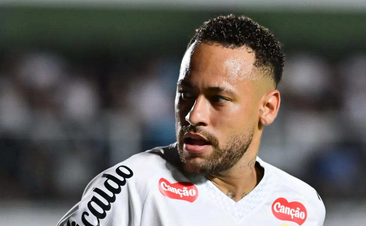 Neymar tem pequeno problema físico e deve ficar de 5 a 14 dias fora de ação no Santos