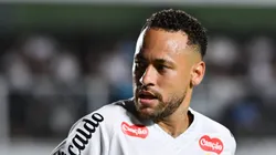 Neymar em campo com a camisa do Santos.