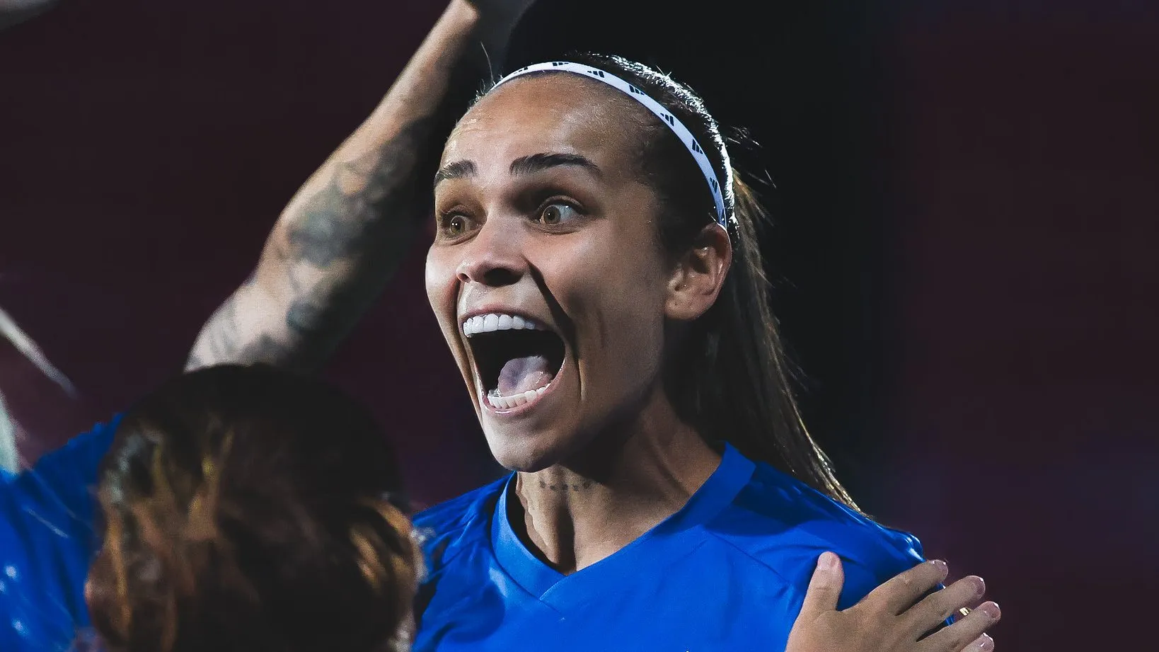 Atacante Leticia em campo pelo Cruzeiro