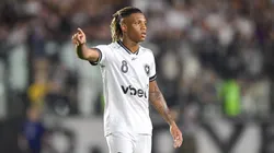 Volante em partida pelo Botafogo
