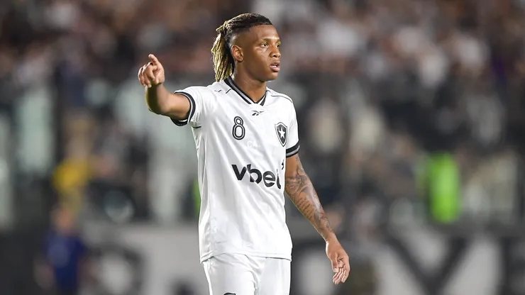 Volante em partida pelo Botafogo