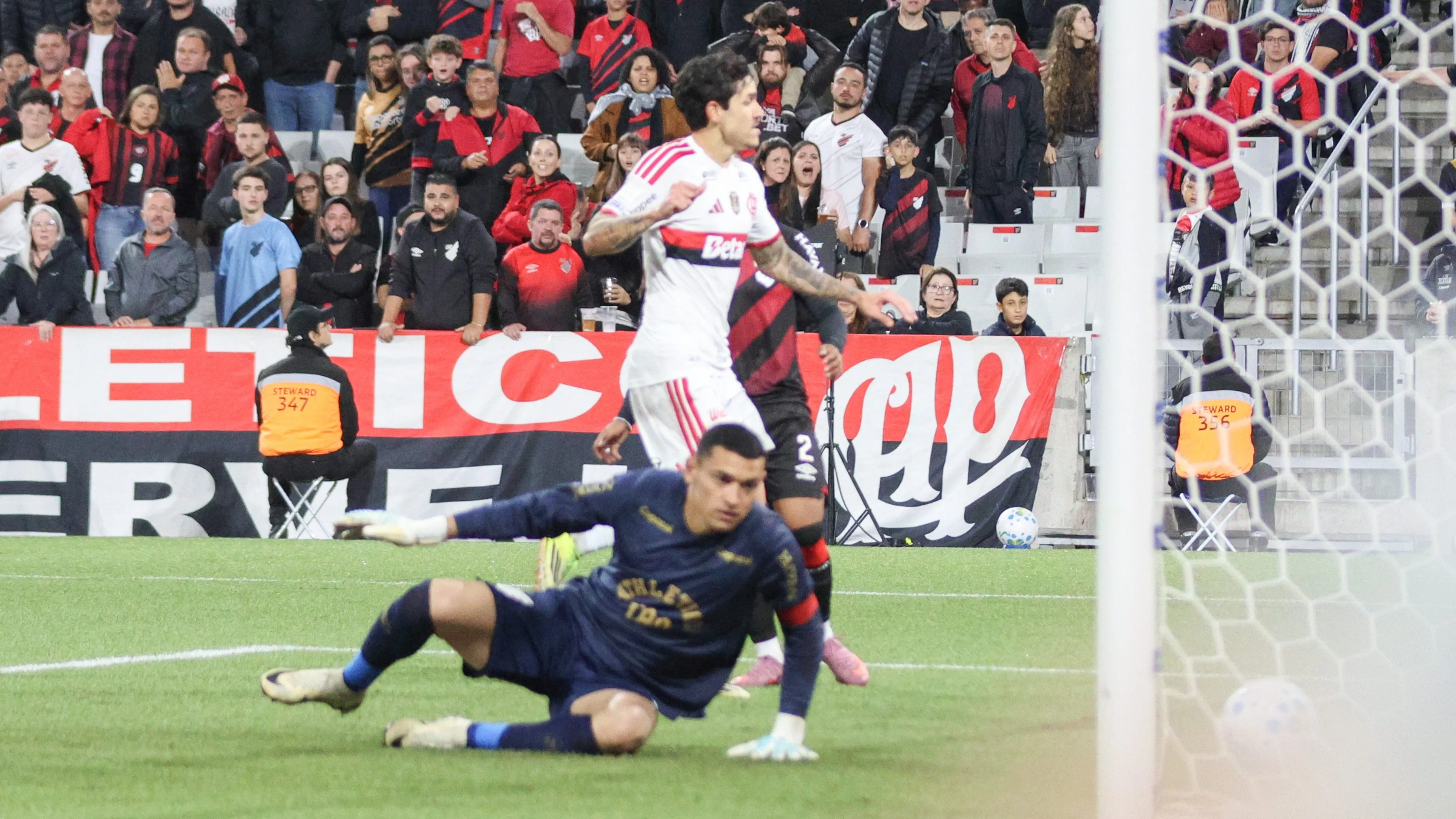 Pedro jogador do Flamengo comemora seu gol durante partida contra o Athletico-PR no estadio Arena da Baixada pelo campeonato Brasileiro A 2026. Foto: Robson Mafra/AGIF