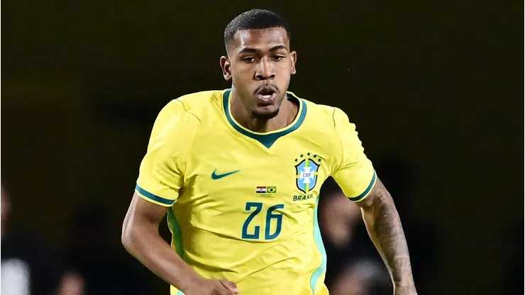 Rayan defendendo a Seleção Brasileira. (Photo by Julio Aguilar/Getty Images)