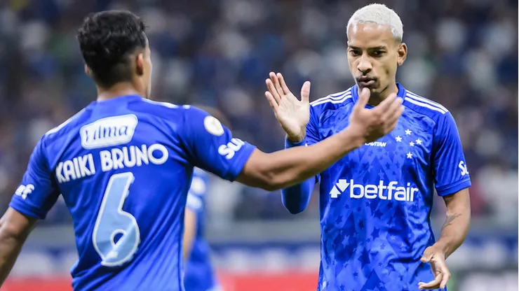 Matheus Pereira e Kaiki, jogadores do Cruzeiro - Foto: Gustavo Aleixo / Cruzeiro