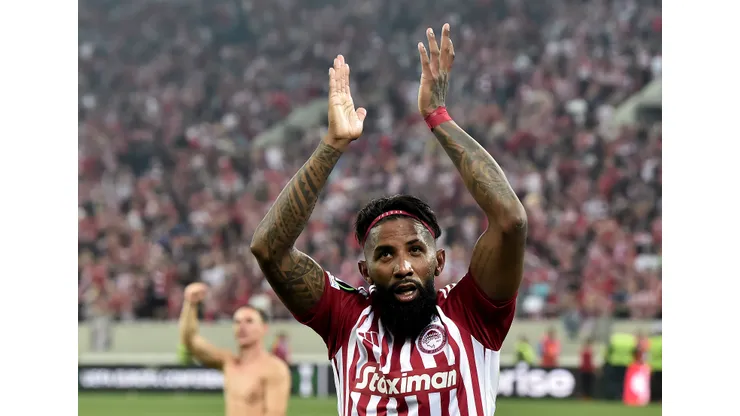 Rodinei, atuando pelo Olympiacos da Grécia (Foto: Milos Bicanski/Getty Images)