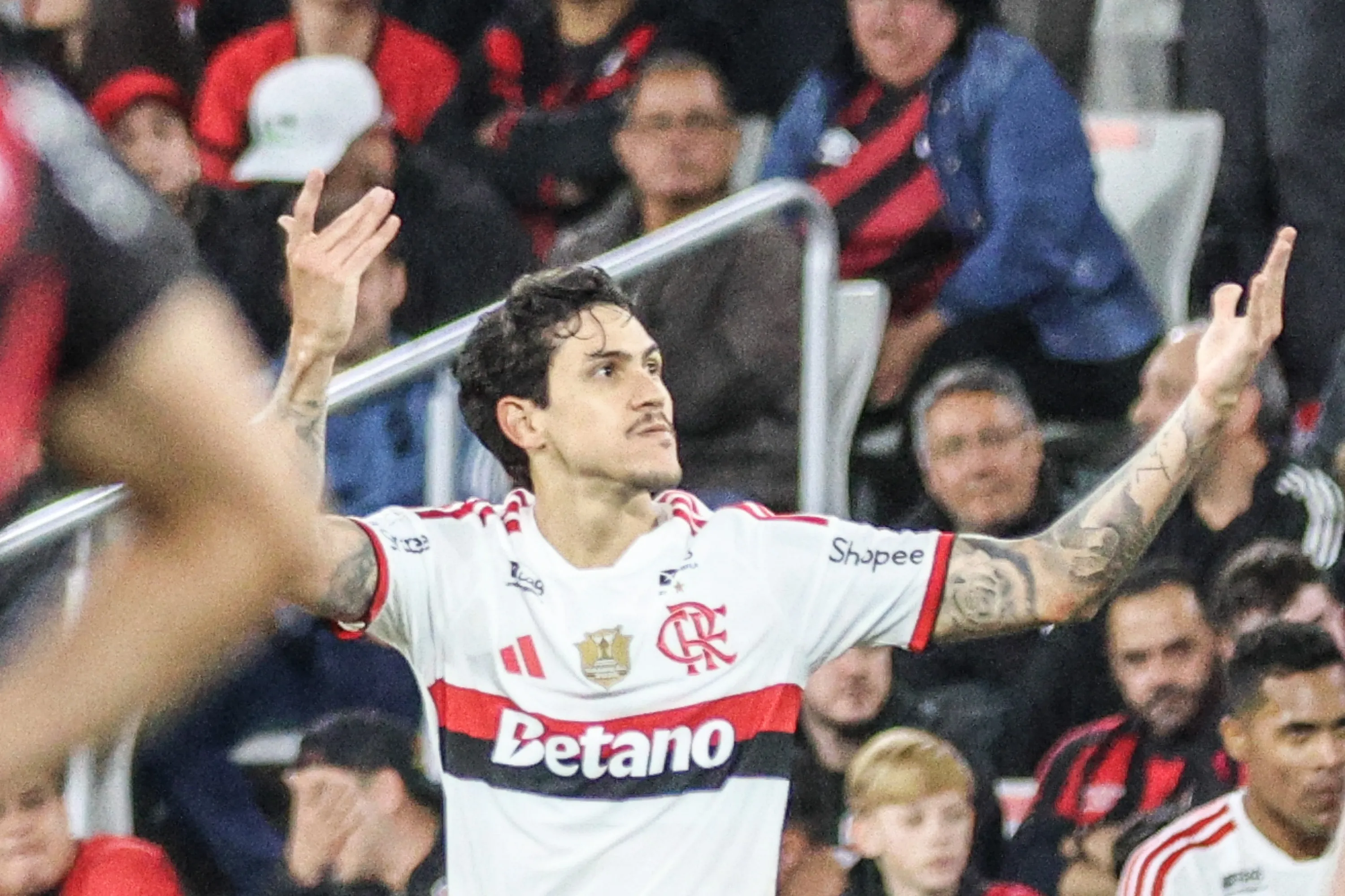 PR – CURITIBA – 17/05/2026 – BRASILEIRO A 2026, ATHLETICO-PR X FLAMENGO – Pedro jogador do Flamengo comemora seu gol durante partida contra o Athletico-PR no estadio Arena da Baixada pelo campeonato Brasileiro A 2026. Foto: Robson Mafra/AGIF