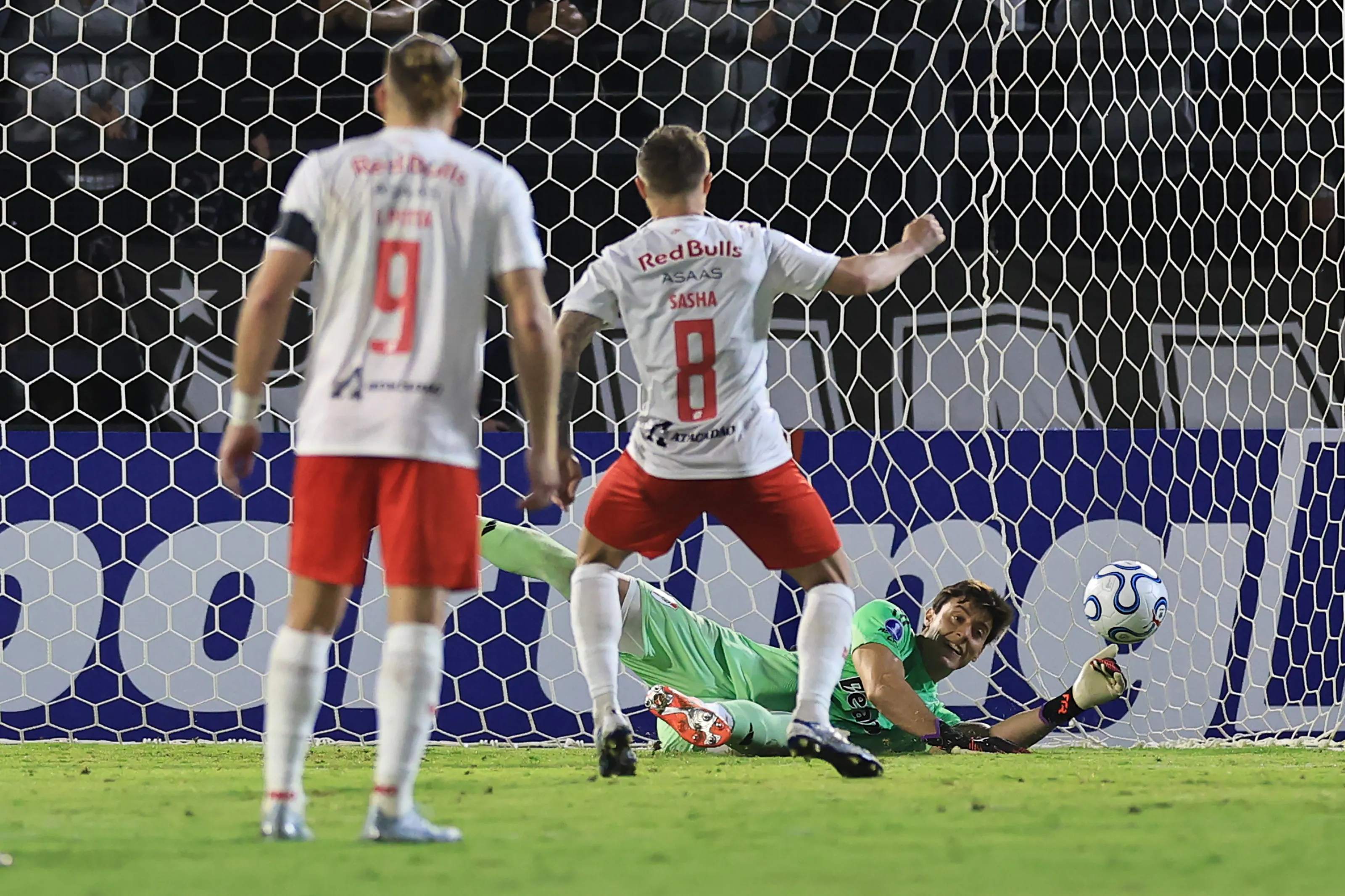 Eduardo Sasha perdeu pênalti no primeiro jogo contra o River Plate. (Foto: Buda Mendes/Getty Images)
