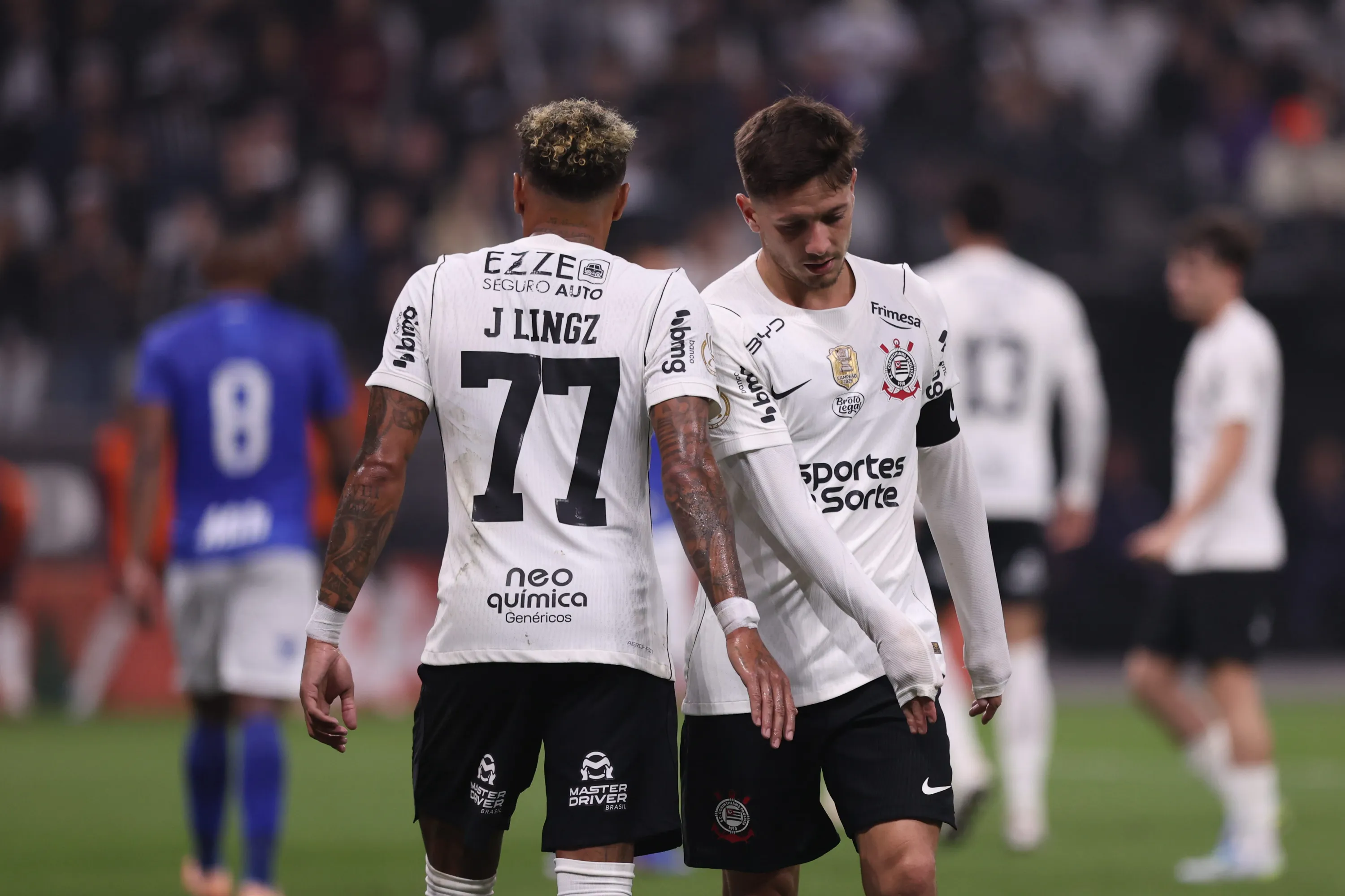 Garro e Lingard jogadores do Corinthians durante partida contra o Barra. Foto: João Pedro/RP FOTOPRESS/AGIF