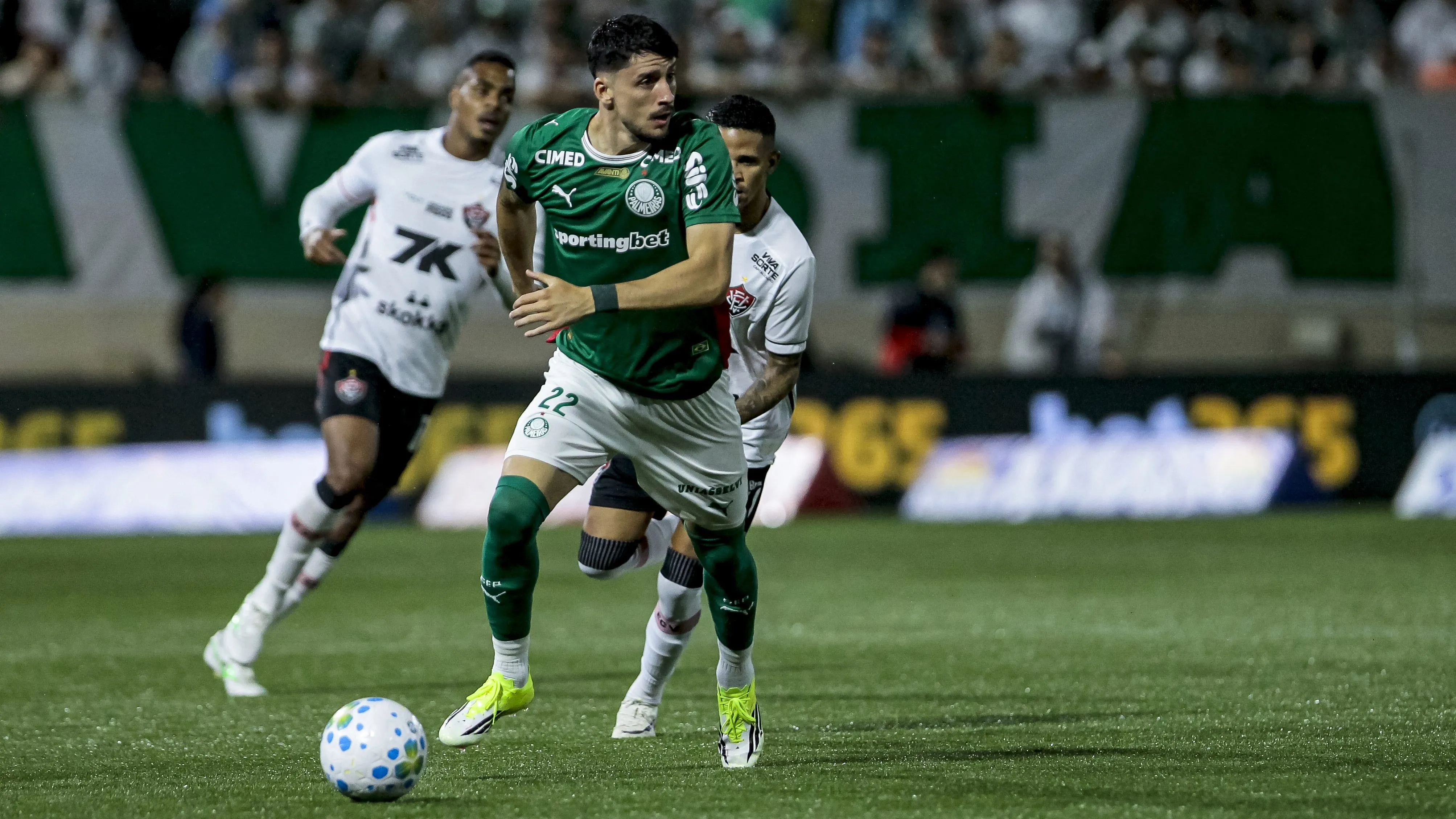 Piquerez em ação pelo Palmeiras – Foto: Marco Miatelo/AGIF