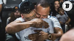 Neymar Pai e Neymar Filho durante apresentação na Vila Belmiro no retorno do craque