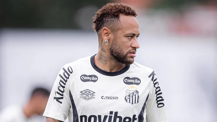 Neymar em ação no CT Rei Pelé: o craque deve se afastar por conta da preparação visando a Copa do Mundo - Foto: Raul Baretta/ Santos FC.