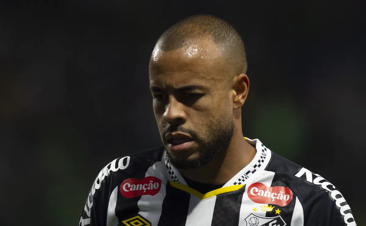 Mayke fica sem clima para continuar no Santos após vaias e não deve jogar mais pelo clube