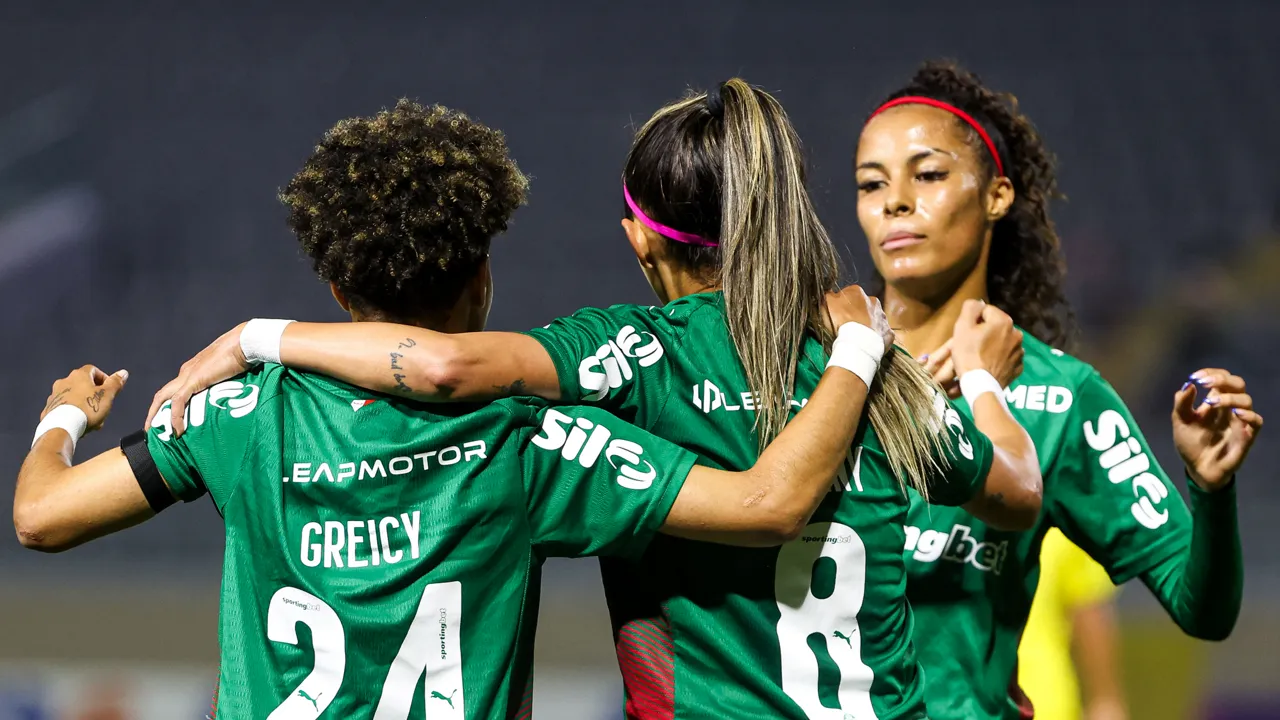 Jogadoras do Palmeiras celebram gol pelo Paulistão Feminino