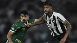 - Alexander Barboza jogador do Botafogo disputa lance com Flaco Lopez