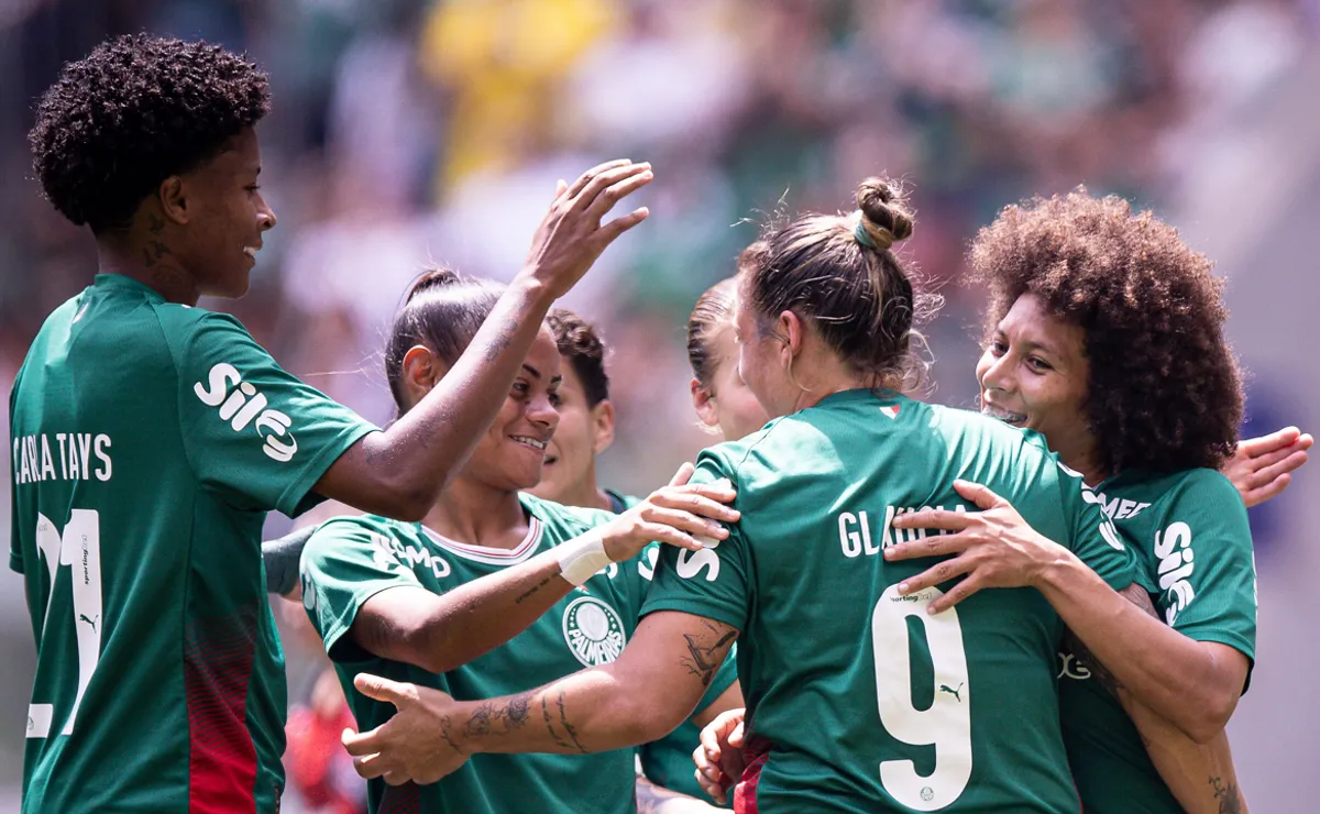 Palmeiras atropela o Botafogo e encosta na liderança do Brasileirão Feminino