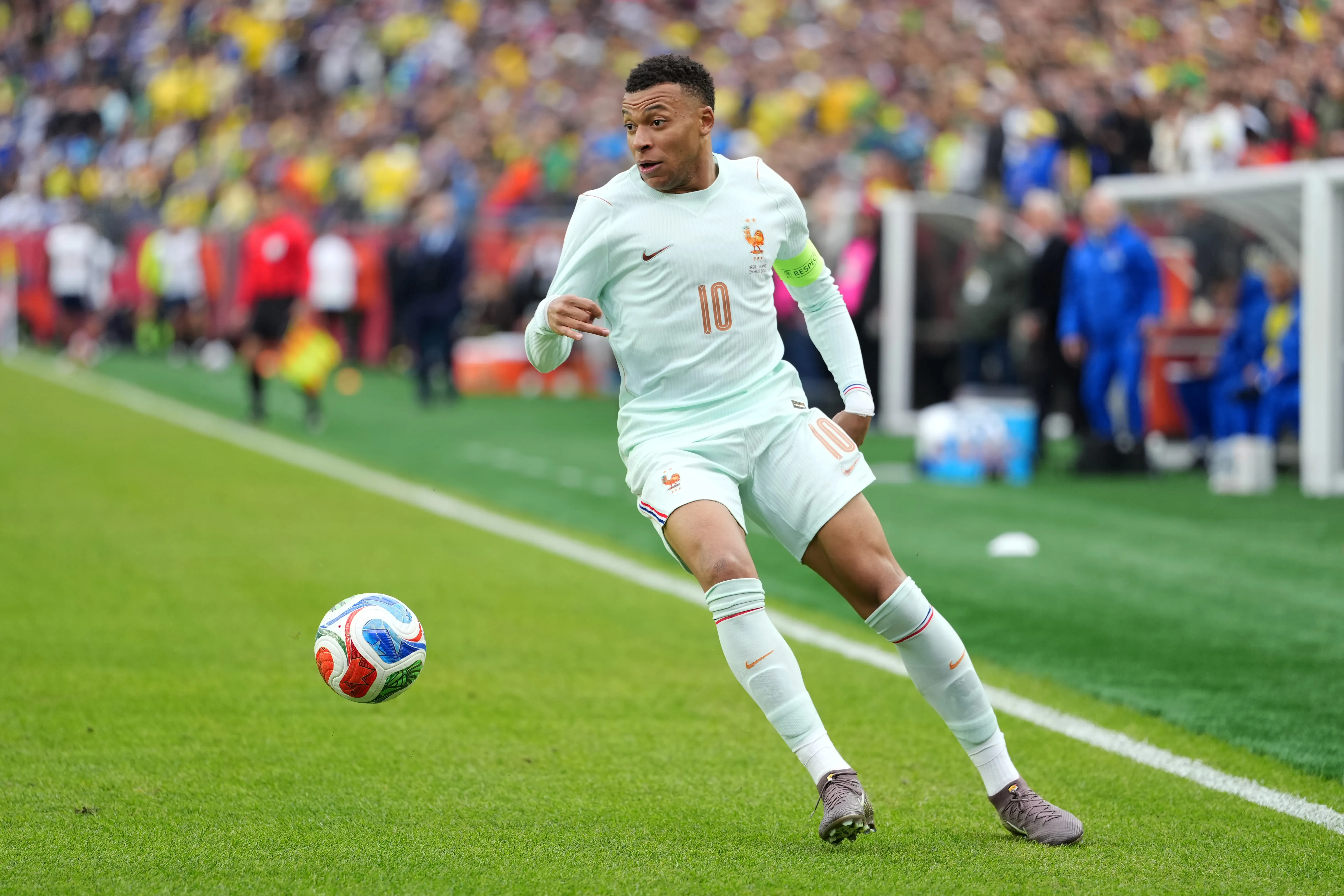 Mbappé durante amistoso entre Brasil e França. Foto: Michael Owens/Getty Images