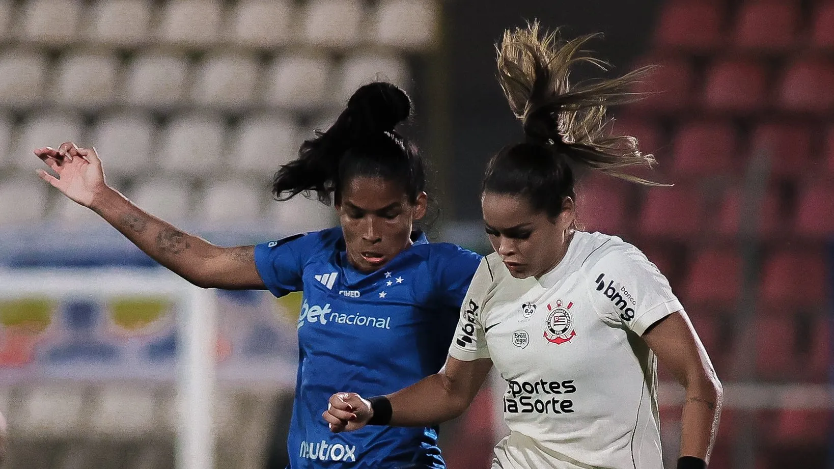 Jogadoras do Cruzeiro e Corinthians disputam bola