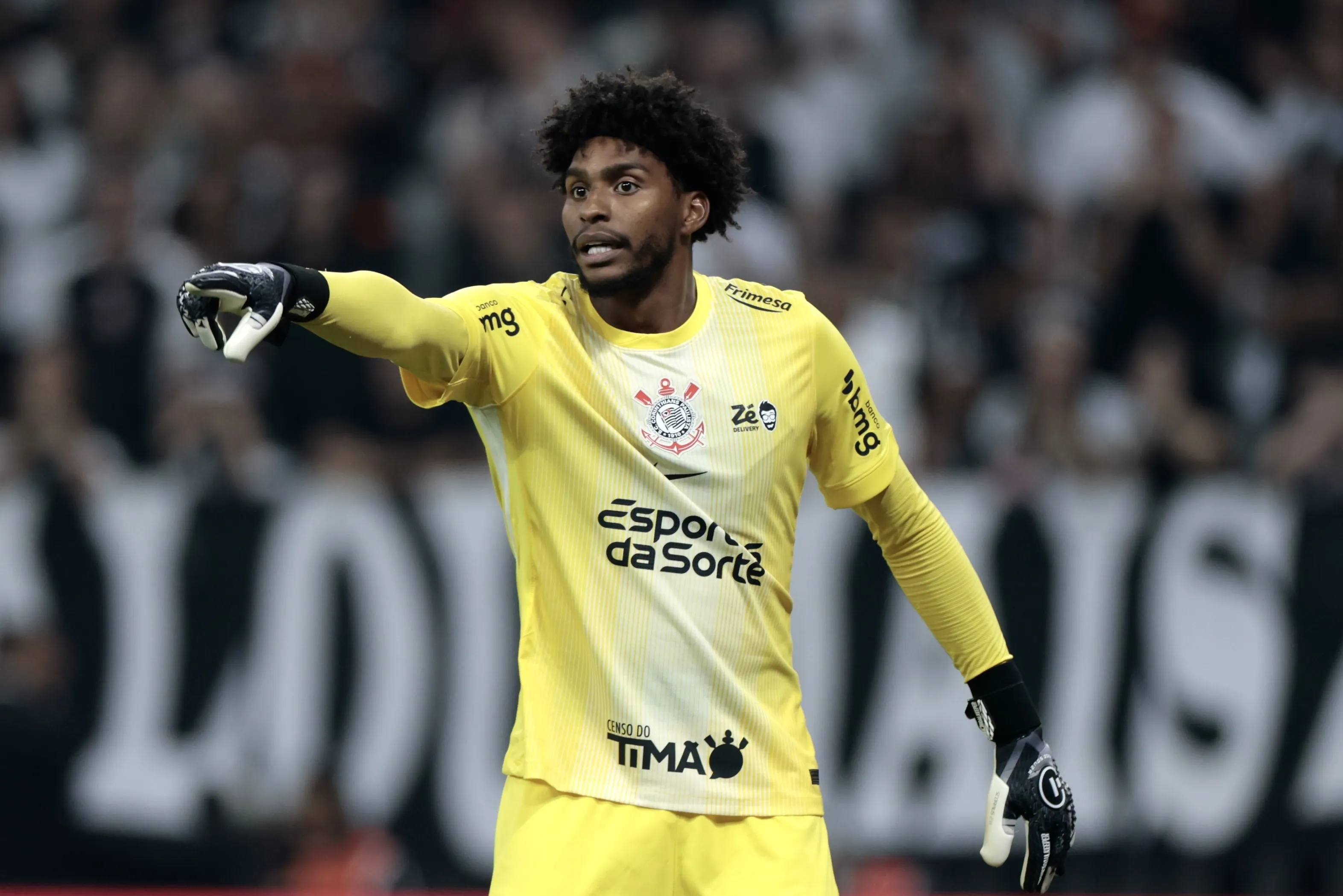 Hugo Souza em ação pelo clube paulista. Foto: Marcello Zambrana/AGIF