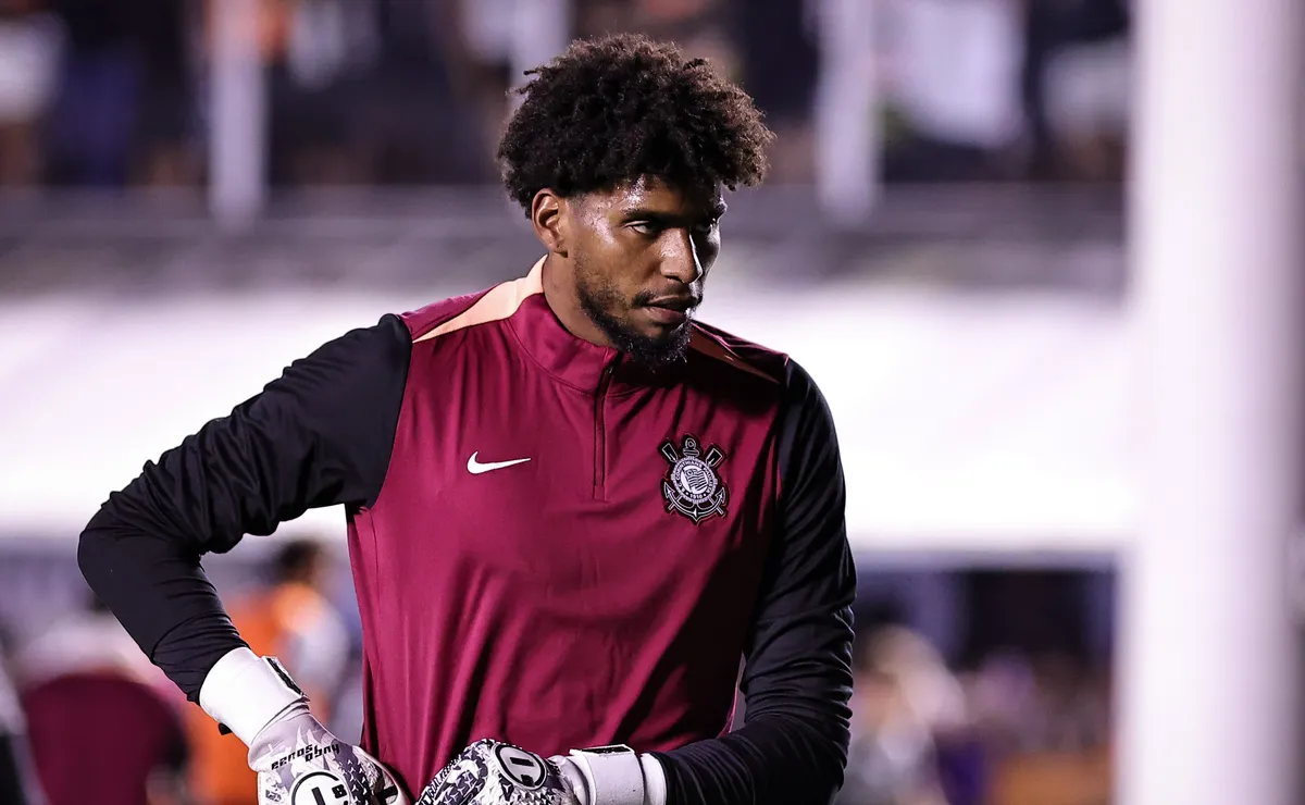 Fora da Seleção, Hugo Souza vê saída do Corinthians perder força no meio do ano