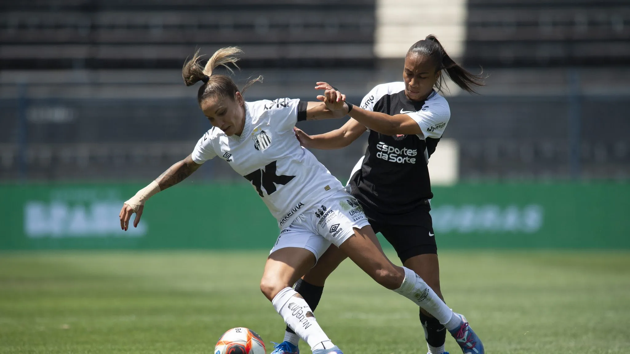 Jogadoras do Santos e Corinthians em campo