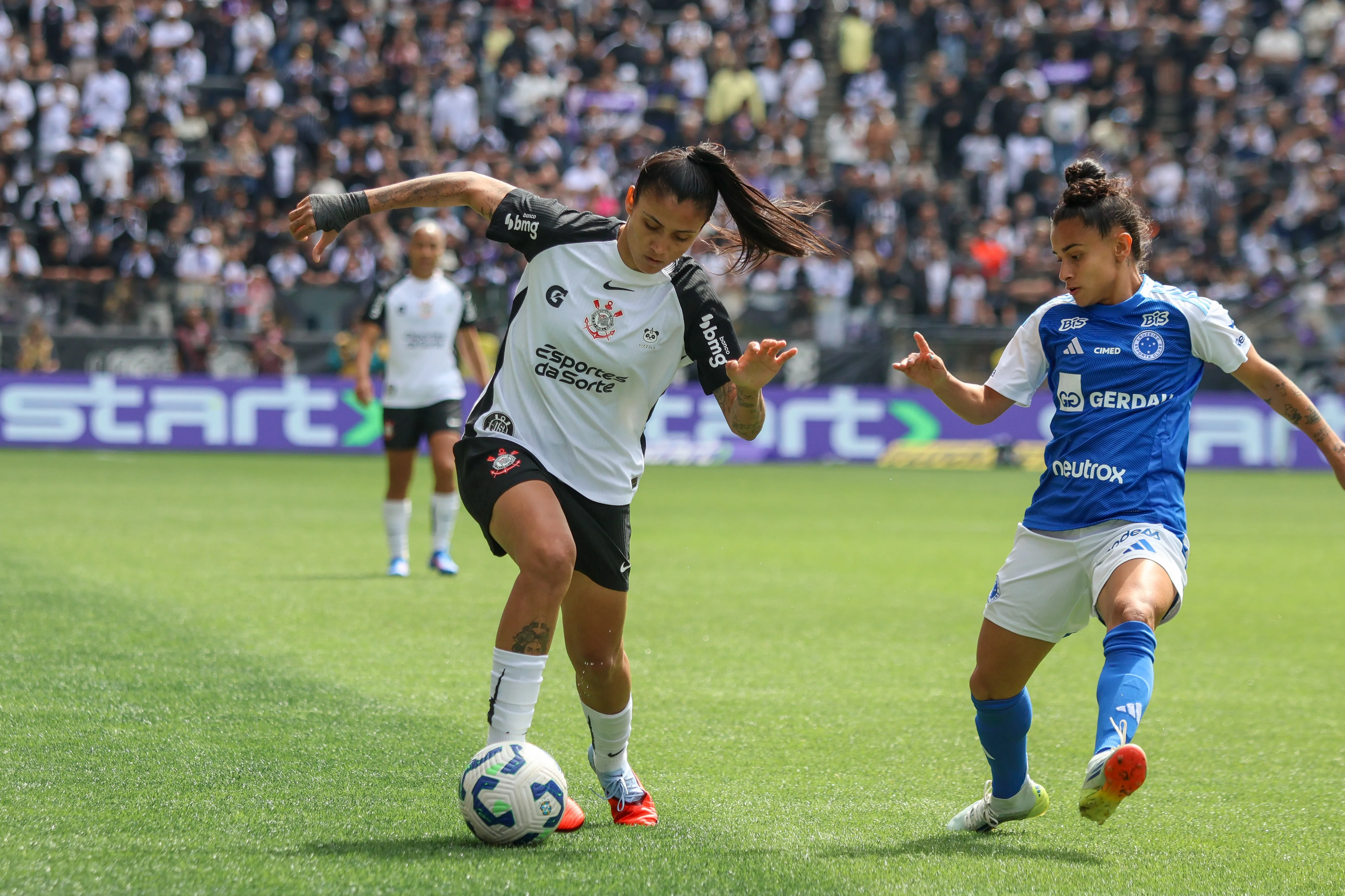 Jaqueline marca contra o Cruzeiro. Foto: Lucas Gabriel Cardoso/AGIF
