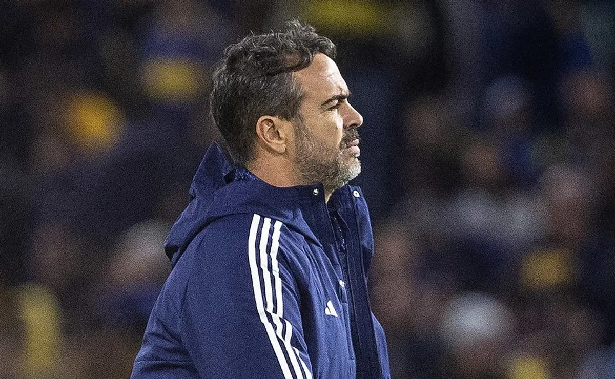 Com um jogador a menos, Artur Jorge reorganiza o Cruzeiro e empata diante do Boca Juniors