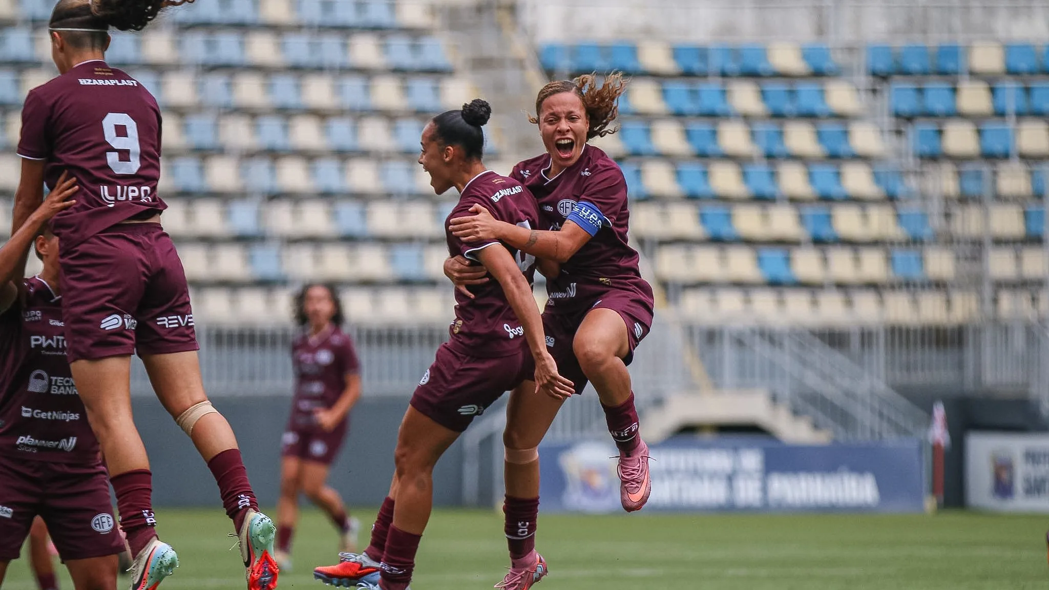 Jogadoras da Ferroviária celebram gol pelo Brasileiro Feminino Sub-20
