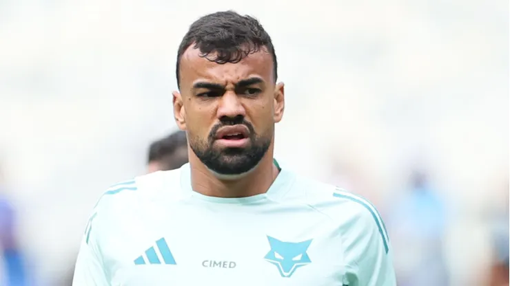 Fabricio Bruno jogador do Cruzeiro durante aquecimento antes da partida contra o Fluminense no estadio Mineirao pelo campeonato Brasileiro A 2025.