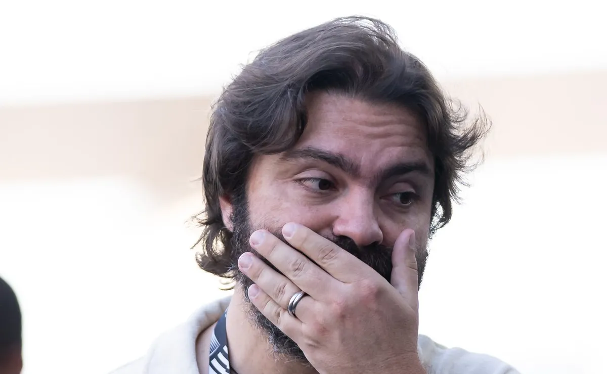 João Paulo Magalhães Lins tem reunião em Paris para vender o Botafogo