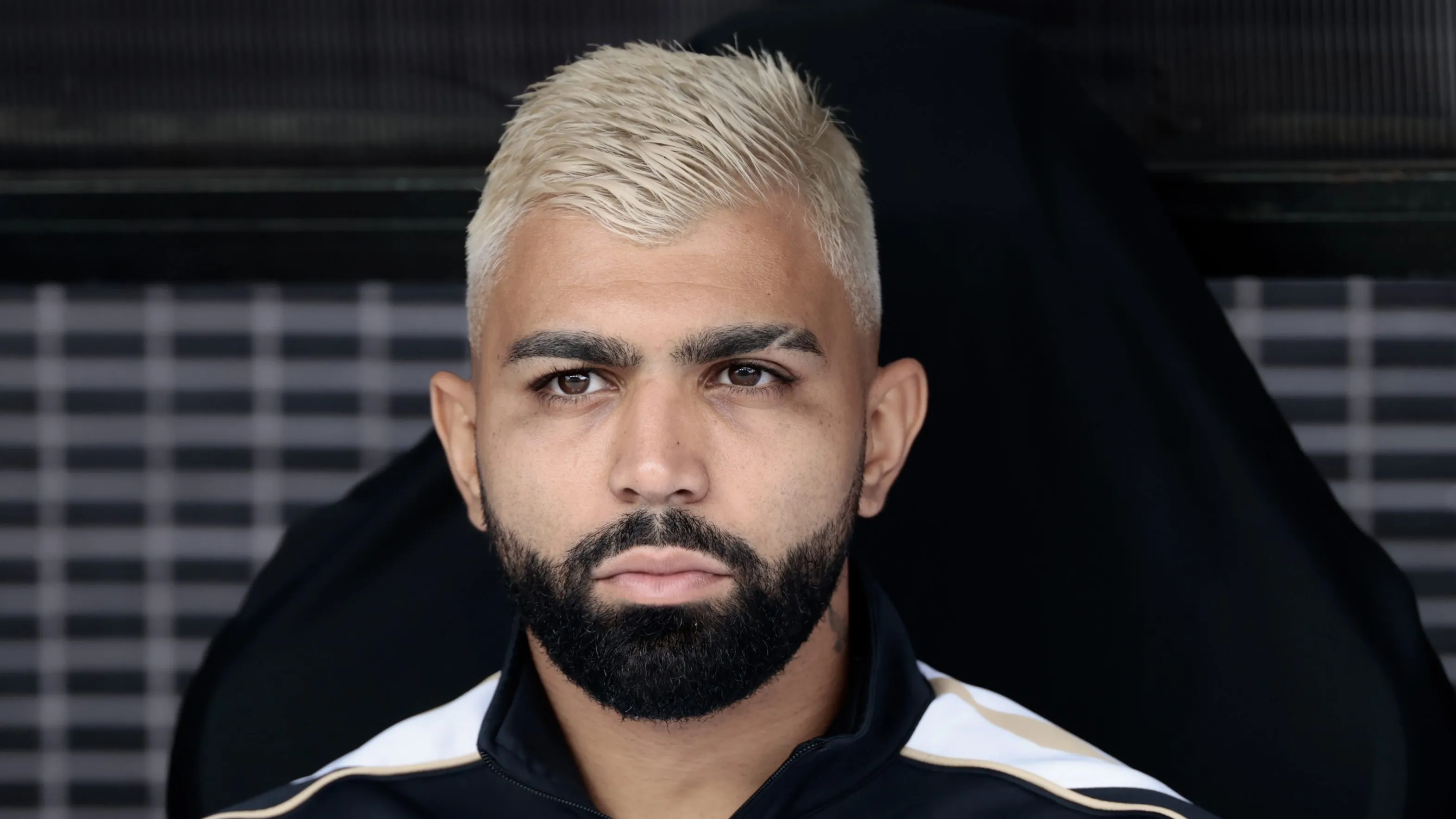 Gabigol no banco do jogo contra o Coriitba – Foto: Marcello Zambrana/AGIF