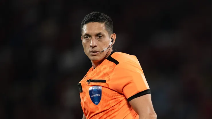 O arbitro Jesus Valenzuela durante partida entre Flamengo e Racing no estadio Maracana pelo campeonato Copa Libertadores 2025.