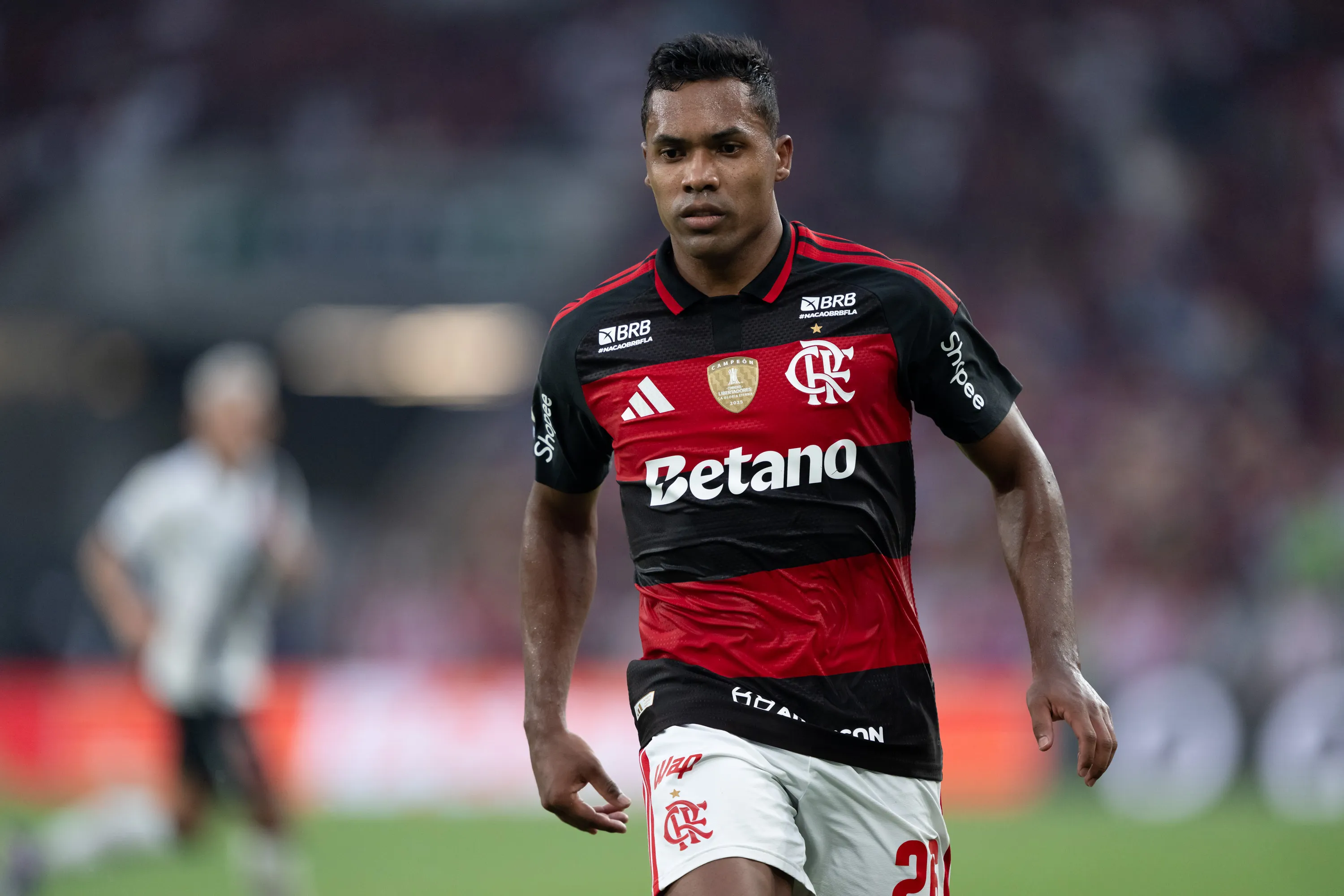 RJ – RIO DE JANEIRO – 03/05/2026 – BRASILEIRO A 2026, FLAMENGO X VASCO – Alex Sandro jogador do Flamengo durante partida contra o Vasco no estadio Maracana pelo campeonato Brasileiro A 2026. Foto: Jorge Rodrigues/AGIF