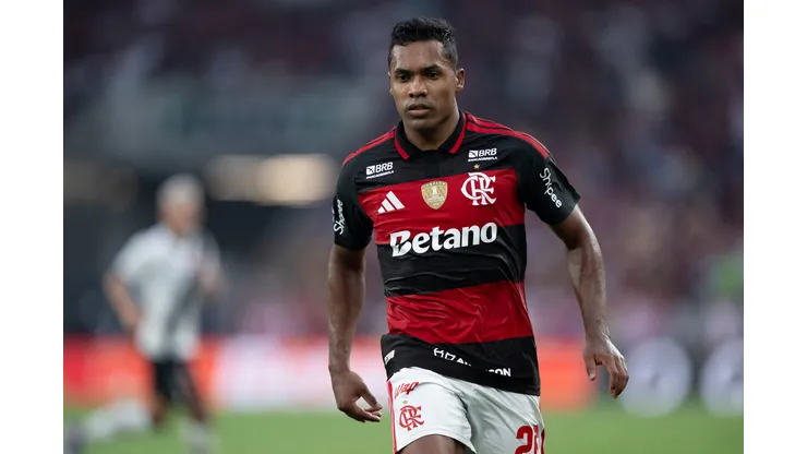 RJ - RIO DE JANEIRO - 03/05/2026 - BRASILEIRO A 2026, FLAMENGO X VASCO - Alex Sandro jogador do Flamengo durante partida contra o Vasco no estadio Maracana pelo campeonato Brasileiro A 2026. Foto: Jorge Rodrigues/AGIF