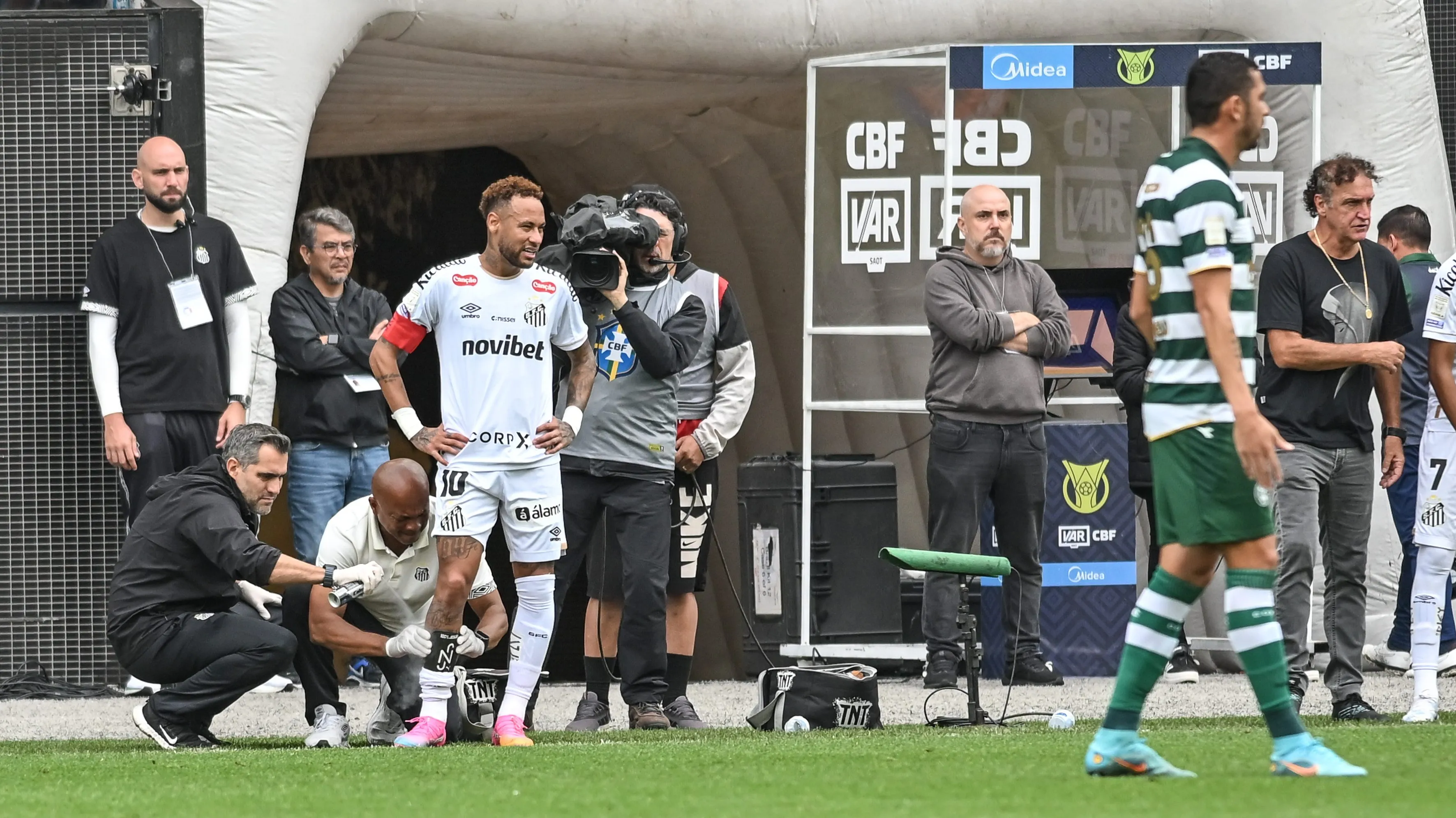 Neymar se lesionou diante do Coritiba - Foto: Jota Erre/AGIF.