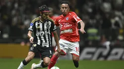 BELO HORIZONTE, BRAZIL - MAY 29: Gustavo Scarpa (L) of Atletico Mineiro and Christian Cueva (R) of Cienciano fight for the ball during a match between Atletico Mineiro and Cienciano as part of CONMEBOL Sudamericana 2025 at Arena MRV Stadium on May 29, 2025 in Belo Horizonte, Brazil. (Photo by Pedro Vilela/Getty Images)