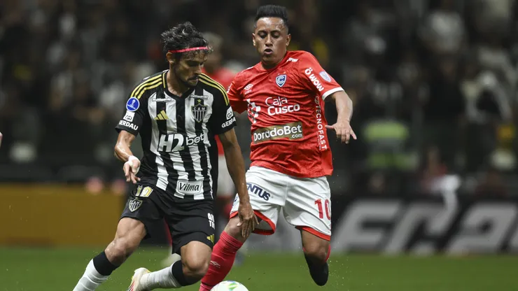 BELO HORIZONTE, BRAZIL - MAY 29: Gustavo Scarpa (L) of Atletico Mineiro and Christian Cueva (R) of Cienciano fight for the ball during a match between Atletico Mineiro and Cienciano as part of CONMEBOL Sudamericana 2025 at Arena MRV Stadium on May 29, 2025 in Belo Horizonte, Brazil. (Photo by Pedro Vilela/Getty Images)