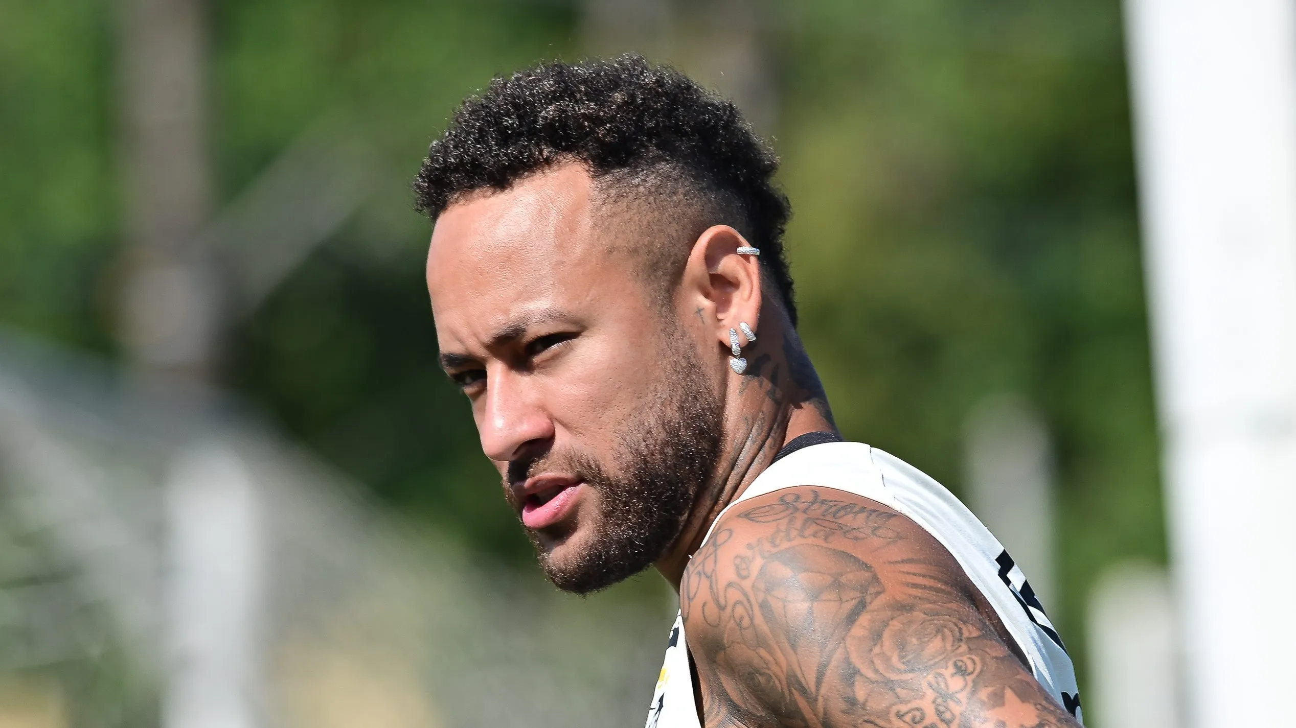 Foto: Jota Erre/AGIF – Ney Jr. durante treino no CT Rei Pelé.