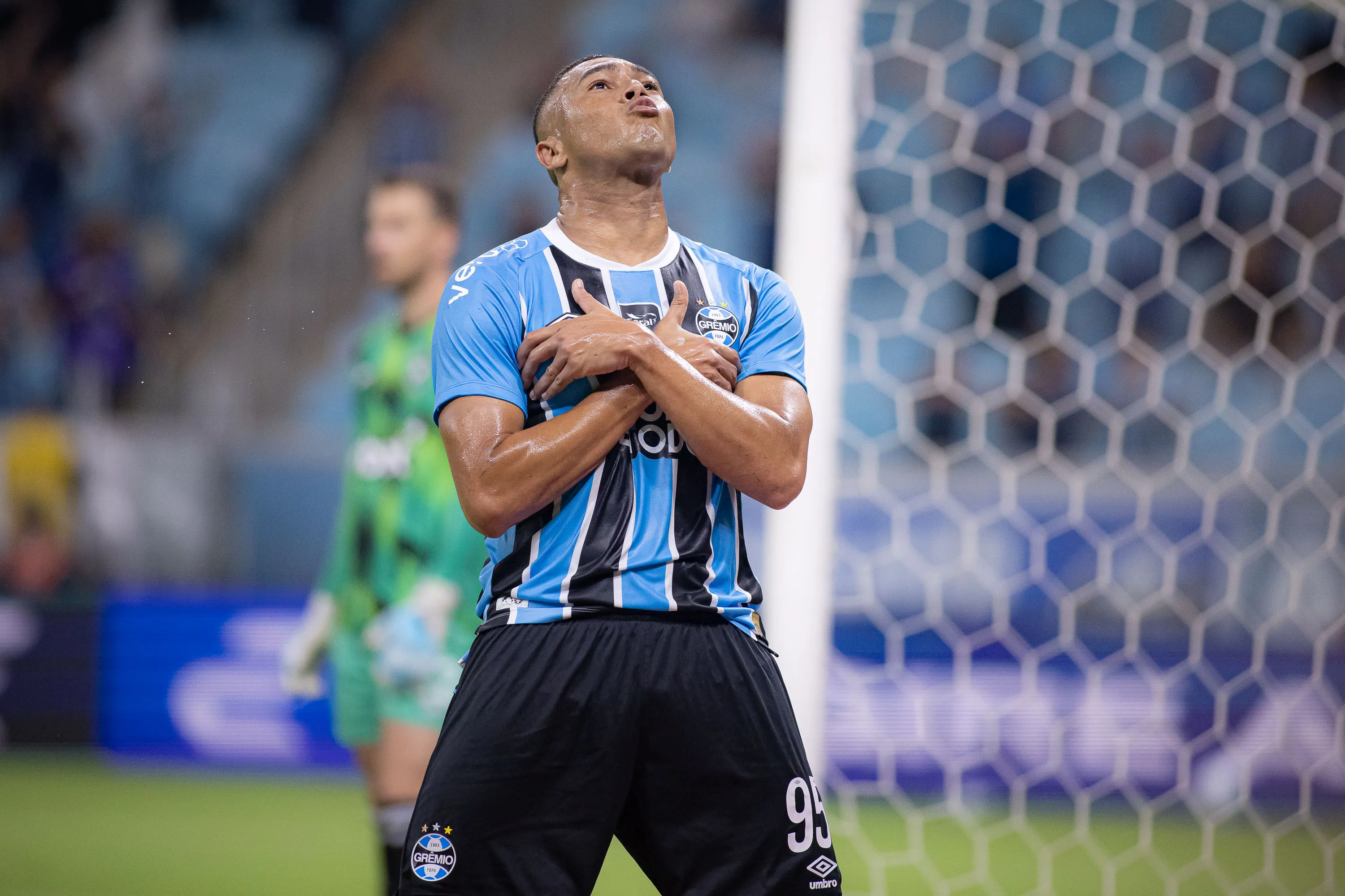 Carlos Vinicius é o maior artilheiro em atividade do Brasileirão – Foto: Maxi Franzoi/AGIF