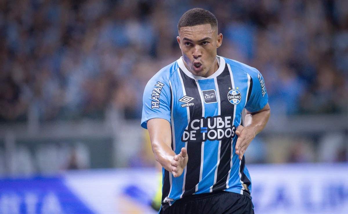 Carlos Vinícius supera Neymar e lidera média de gols entre atacantes em atividade no Brasileirão