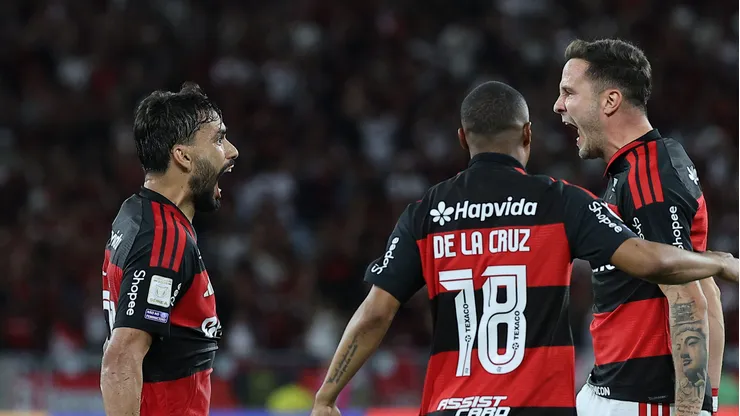 Lucas Paquetá comemorando gol ao lado de Nicolás de La Cruz e Saúl.