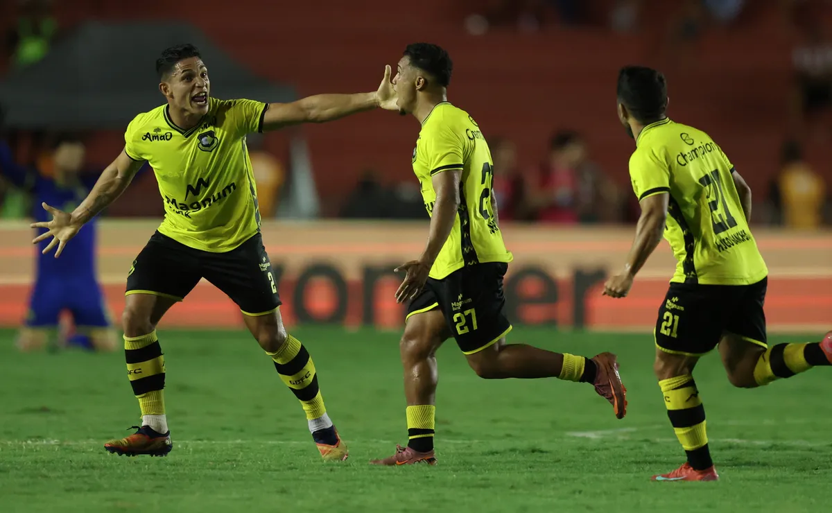 Líder isolado, São Bernardo testa a reação do Atlético Goianiense fora de casa