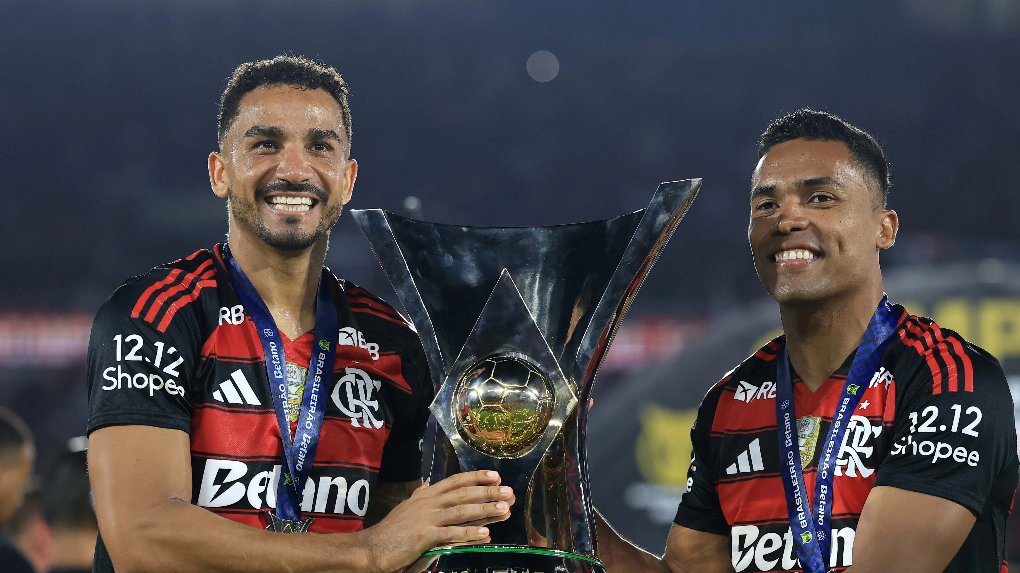 Foto: Mendes/Getty Images – Alex Sandro e Danilo comemorando título pelo Flamengo.