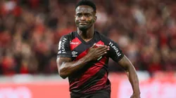 Mendoza (Athletico-PR) celebrando seu gol contra o Flamengo, no dia 17.05.2026. Foto: ZUMA Press / Alamy