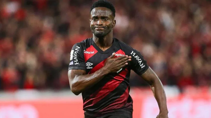 Mendoza (Athletico-PR) celebrando seu gol contra o Flamengo, no dia 17.05.2026. Foto: ZUMA Press / Alamy