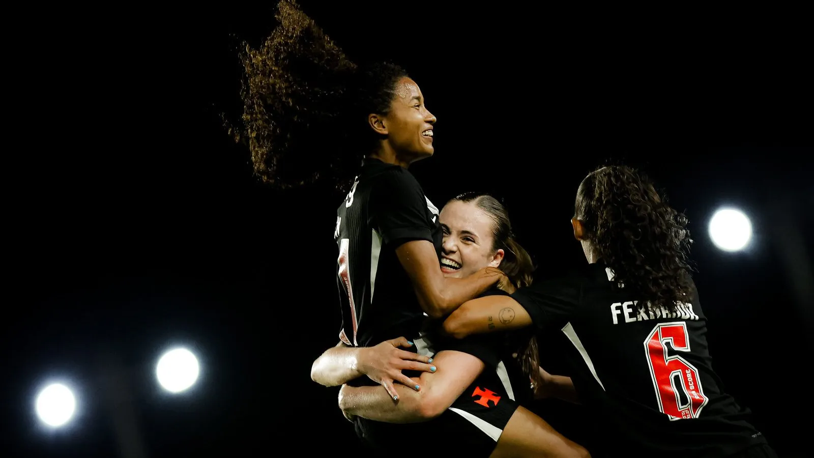 Jogadoras do Vasco celebram gol pelo Brasileirão Feminino A2