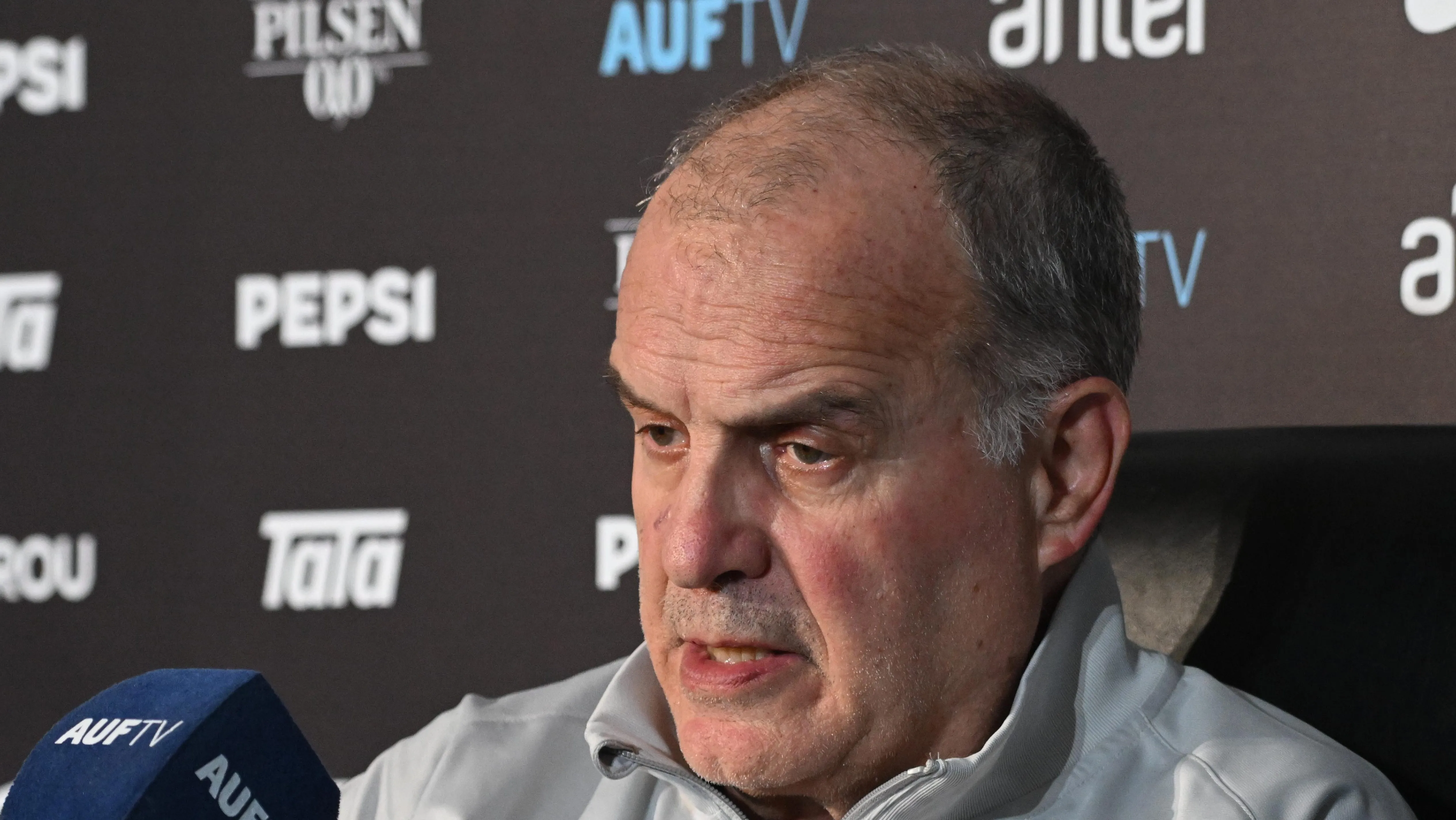 Foto: Guillermo Legaria/Getty Images – Marcelo Bielsa durante coletiva no Estádio Centenário.