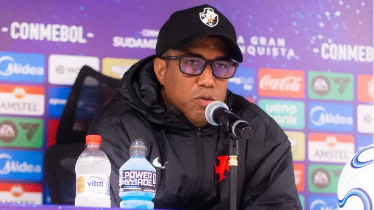 Com a suspensão de Renato Gaúcho, o Auxiliar Marcelo Salles comandou o Vasco no Paraguai Foto: Dikran Sahagian/Vasco
