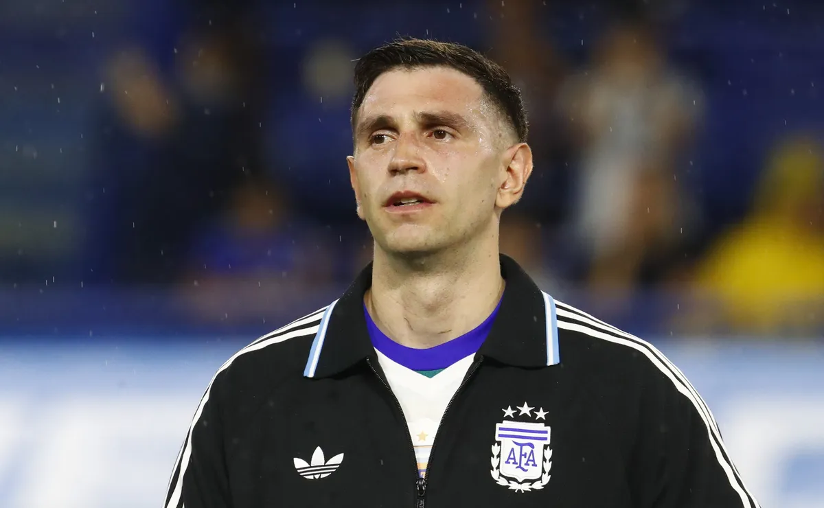 Dibu Martínez fratura dedo mas deve jogar a estreia da Argentina na Copa