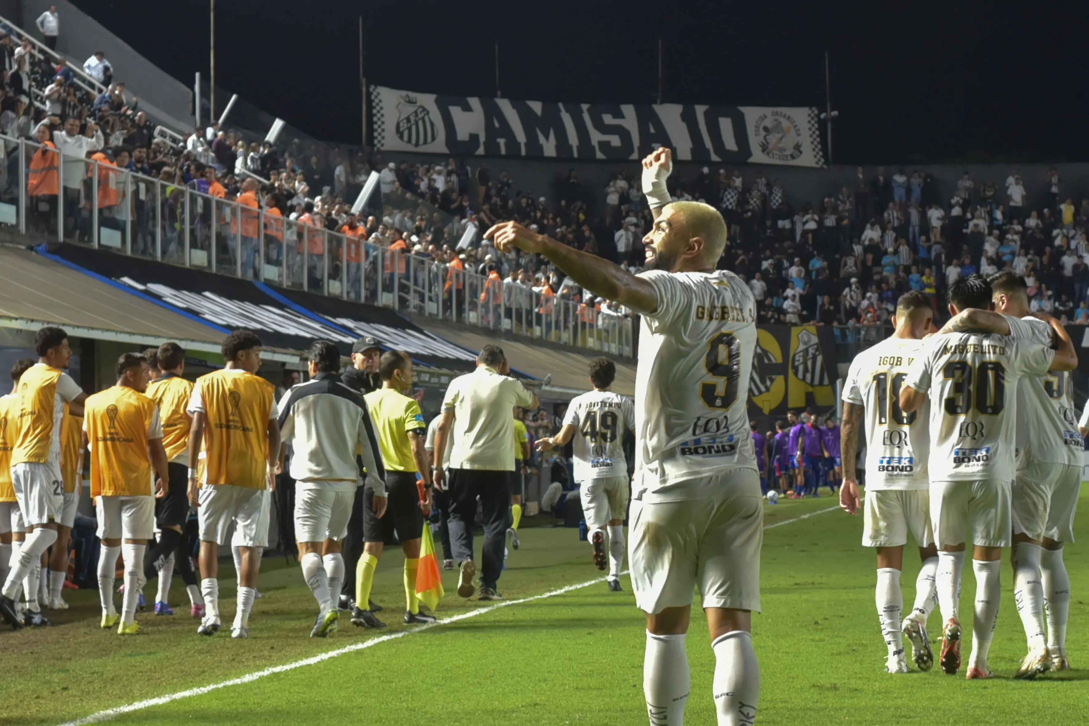 Gabigol jogador do Santos comemora seu gol durante partida contra o San Lorenzo. Foto: Jota Erre/AGIF